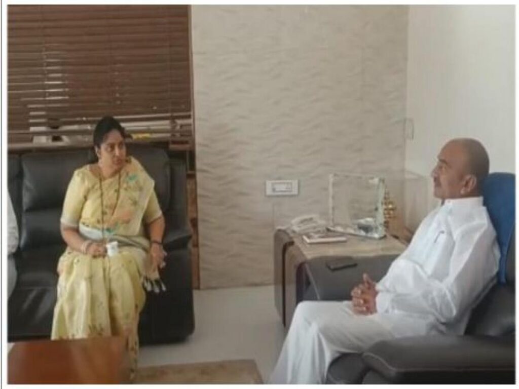 TDP leader Divyavani meets etela rajender