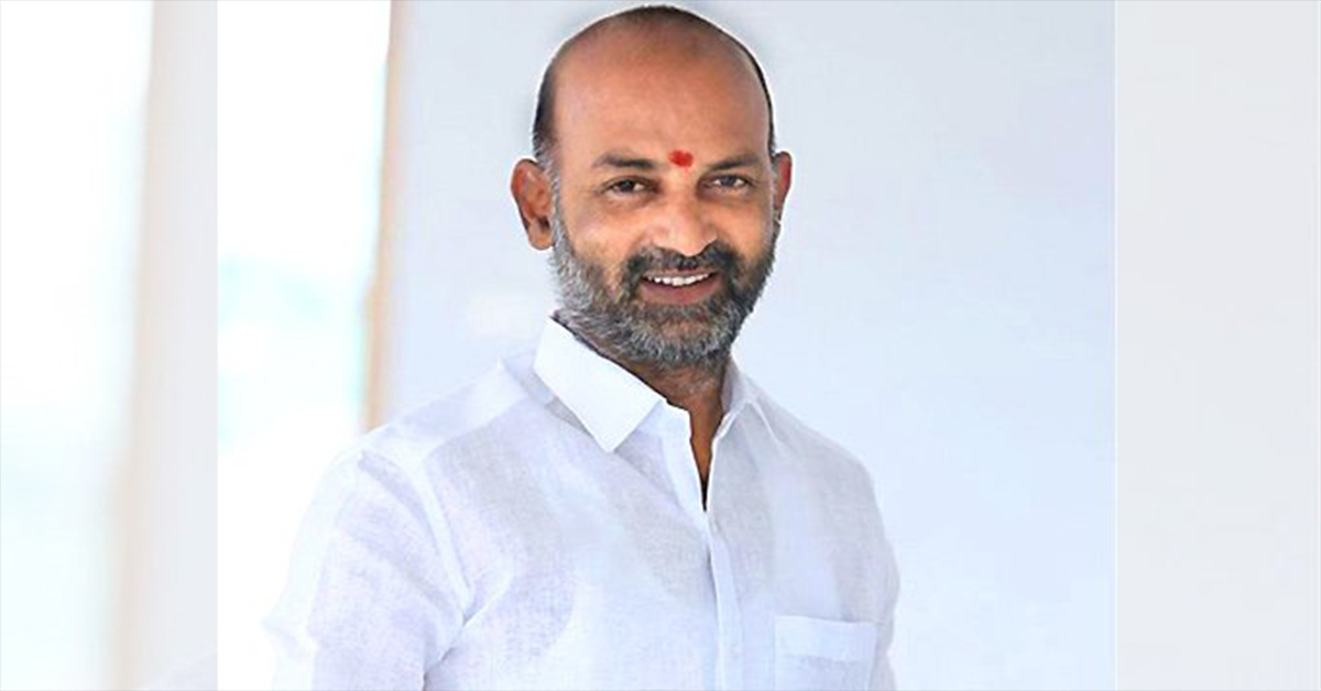 Bandi Sanjay : కేసీఆర్, కేటీఆర్ పై బండి సంజయ్ ట్విట్టర్ లో విమర్శలు..!