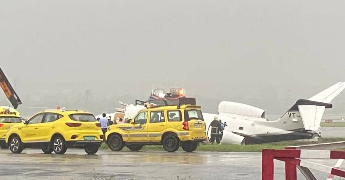 Mumbai Plane Crash: ముంబై ఎయిర్ పోర్టులో రన్ వే నుంచి జారి రెండు ముక్కలైన విమానం