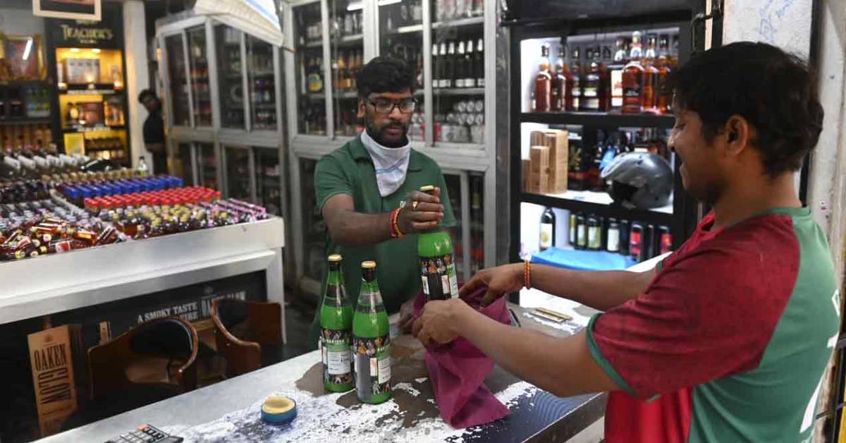 Liquor Sales: మద్యం వ్యాపారులకు షాక్..  తక్కువ ధరకు అమ్మితే రూ.4 లక్షల జరిమానా