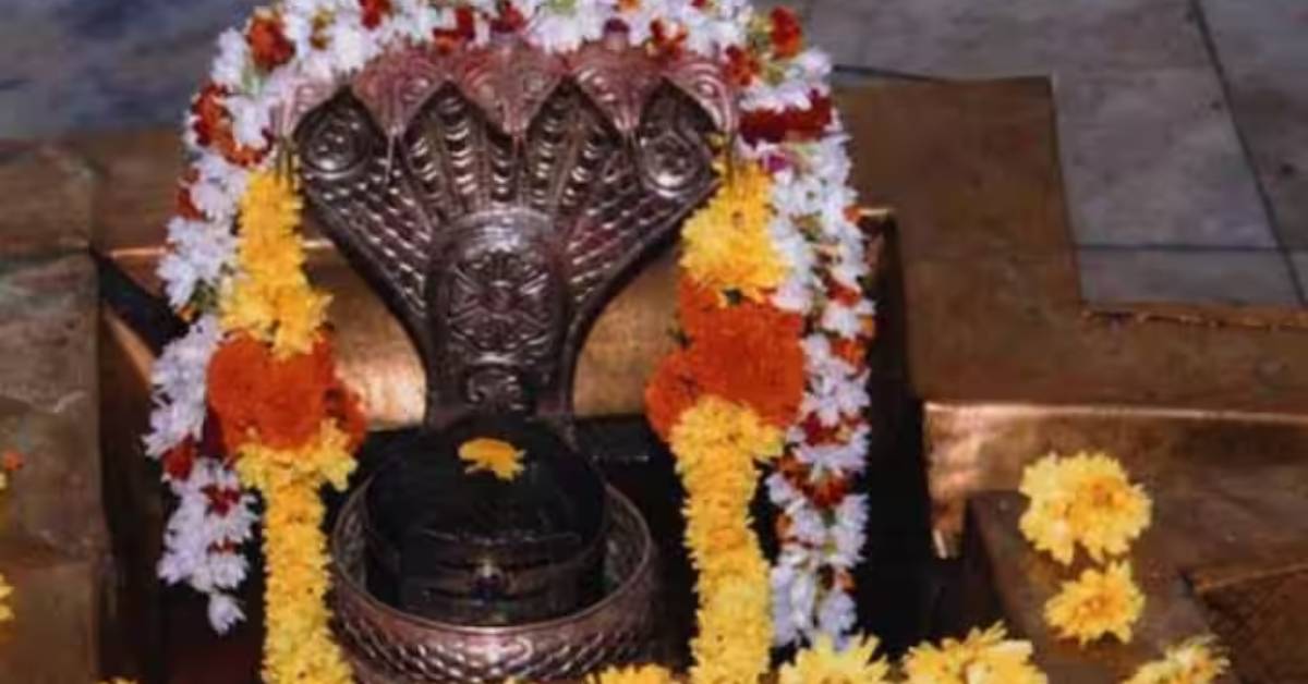 Mandapalli Saneeswaralayam: శనీశ్వర ఆలయంలో ఆపచారం.. నూనెకు బదులు పెట్రోల్ పోసిన భక్తుడు