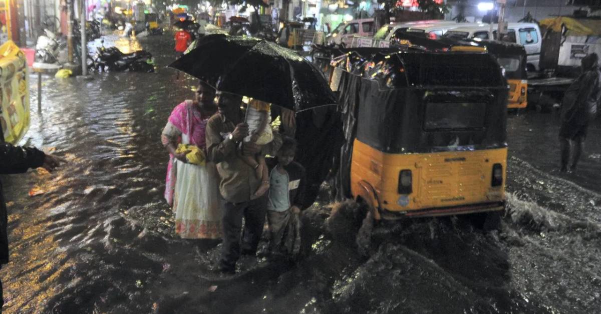 Tamilnadu rains: తమిళనాడులో అకాల వర్షం..  స్కూల్స్ , కాలేజీలు బంద్