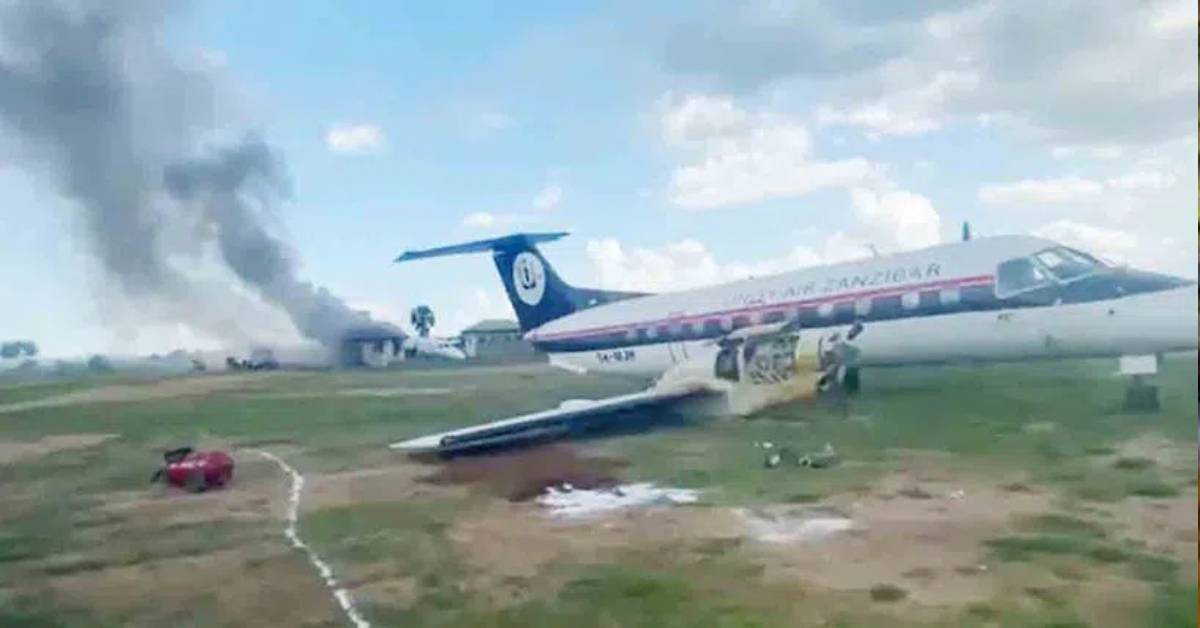 Two Planes Crash: ఒకే రన్‌ వే పై విమానాలు..  ఆ తర్వాత ఏమైందంటే ?