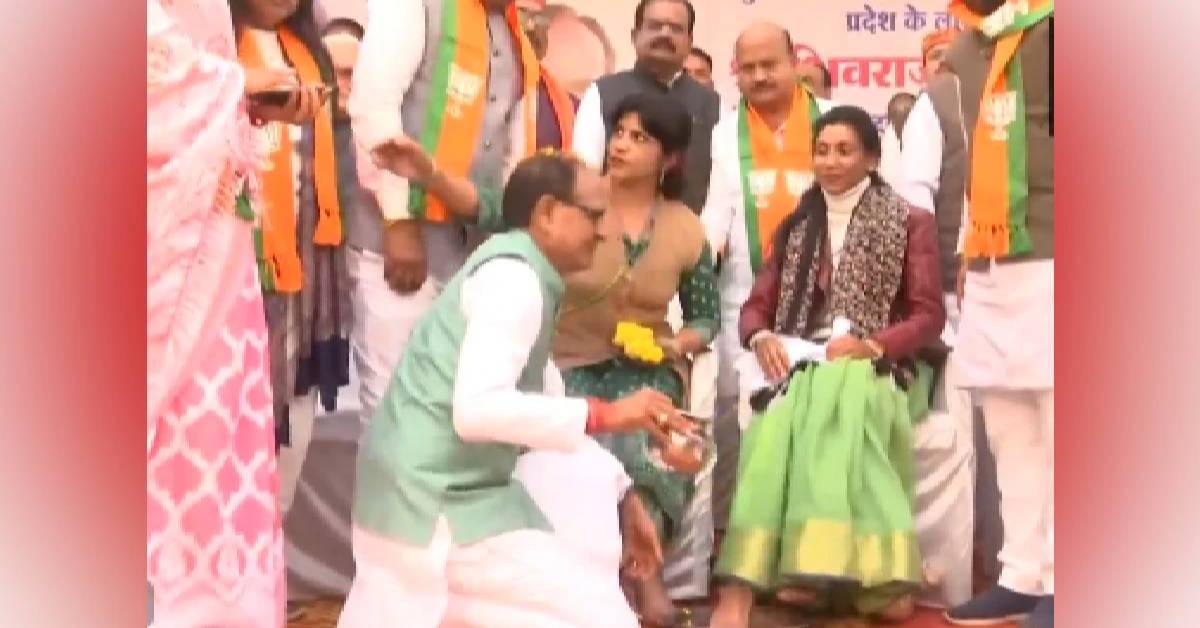 CM Shivraj Singh Chouhan: మహిళల కాళ్లు కడిగి నీటిని నెత్తిమీద చల్లుకున్న ముఖ్యమంత్రి