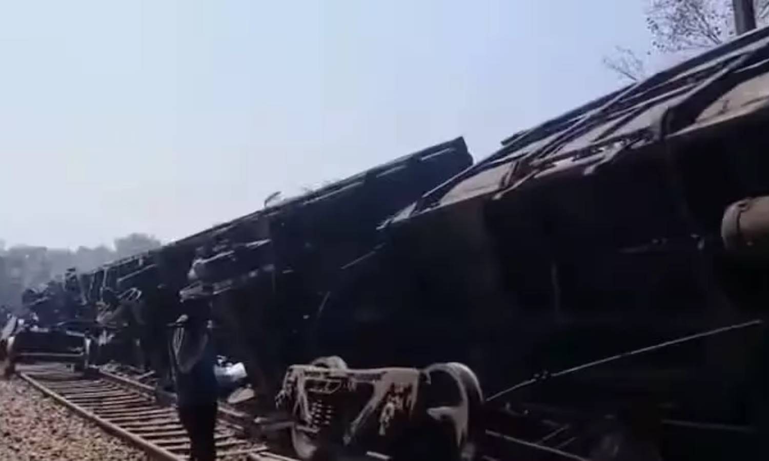 Train Accident : ఢిల్లీ లో ఘోర రైలు ప్రమాదం.. ఎనిమిది భోగీలు బోల్తా