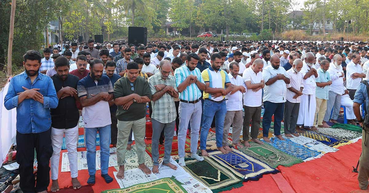 Eid : చర్చిలో ముస్లింల ఈద్‌ ప్రార్థనలు