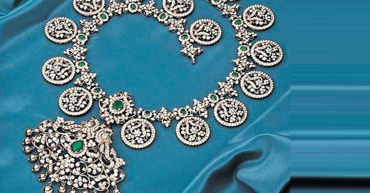 Diamond necklace: పారిశుద్ధ్య కార్మికులకు చెత్త కుప్పలో దొరికిన విలువైన డైమండ్‌ నెక్లెస్‌