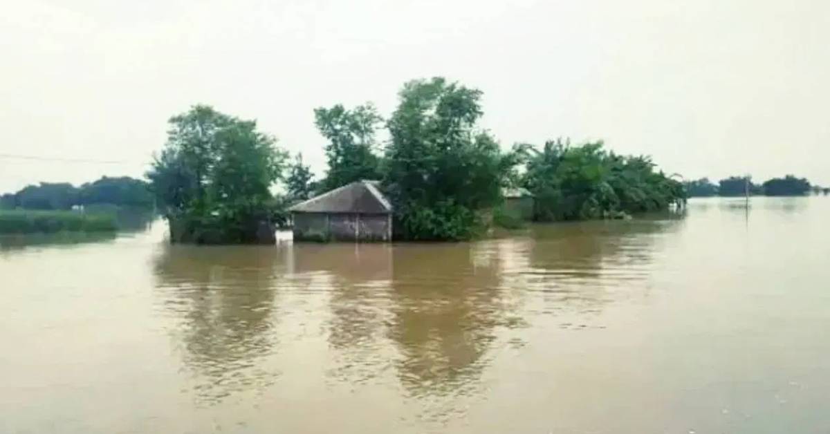 UP Floods : ఉప్పొంగిన నదులు.. మునిగిపోయిన 17జిల్లాలు.. ఎనిమిది మంది మృతి