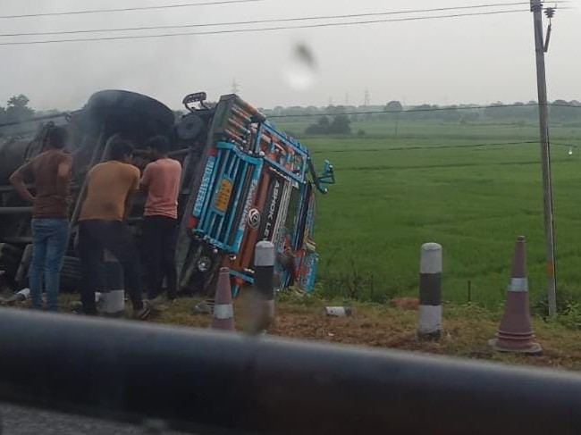 అదుపుతప్పి బోల్తాపడ్డ లారీ