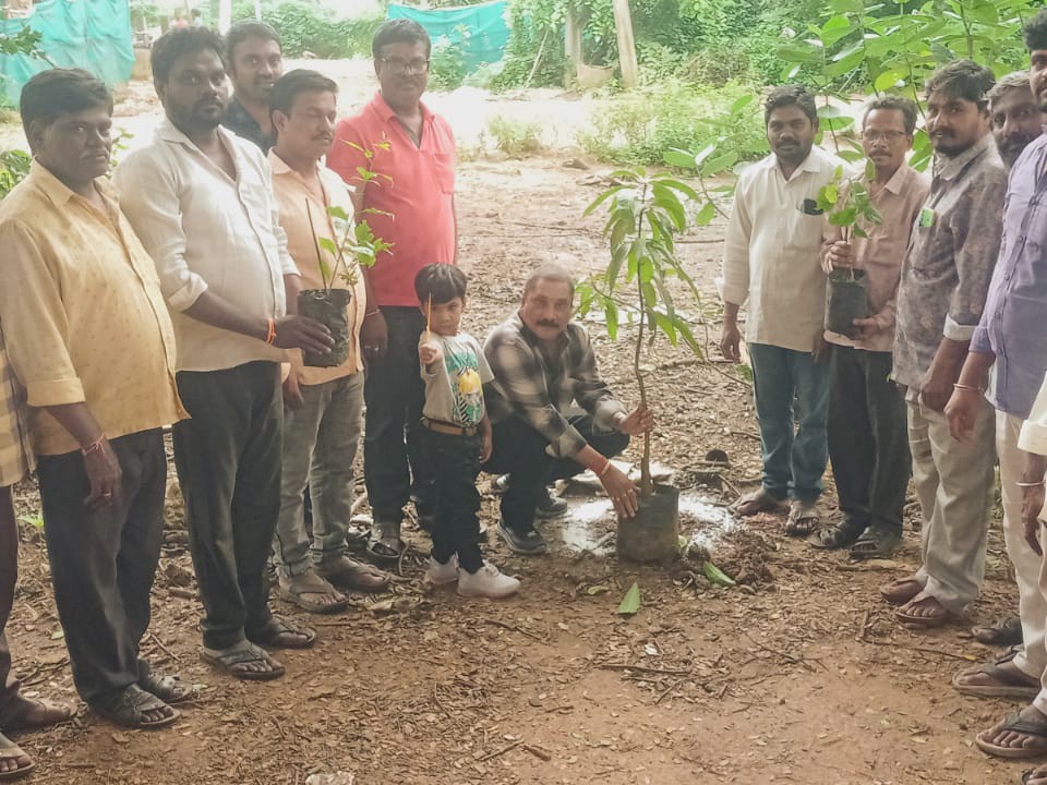 పర్యావరణ పరిరక్షణకు ప్రతీ ఒక్కరూ మొక్కలు నాటాలి