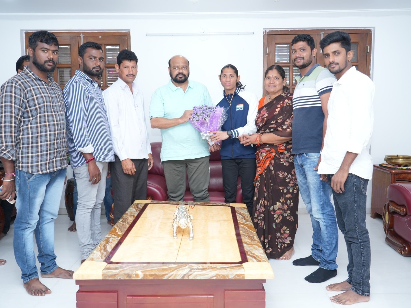 కొండా మురళీధర్ రావును కలిసిన అథ్లెట్ దీప్తి