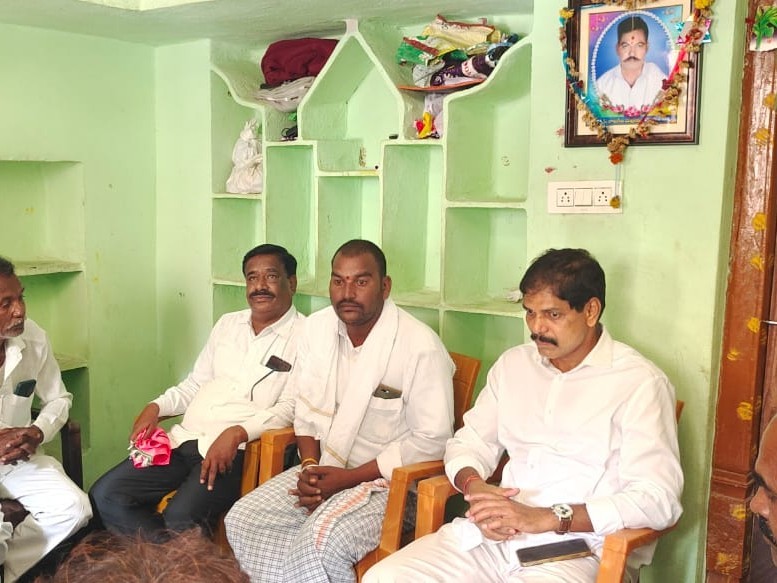 కార్యకర్త కుటుంబాన్ని పరామర్శించిన మాజీ ఎమ్మెల్యే
