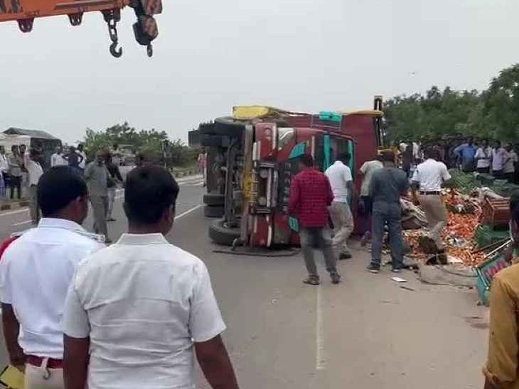 లారీ బోల్తా.. ఇద్దరు వ్యక్తుల మృతి