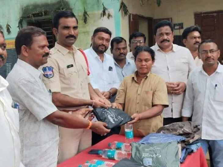 పారిశుద్ధ్య కార్మికులకు రైన్ కోట్స్ పంపిణీ