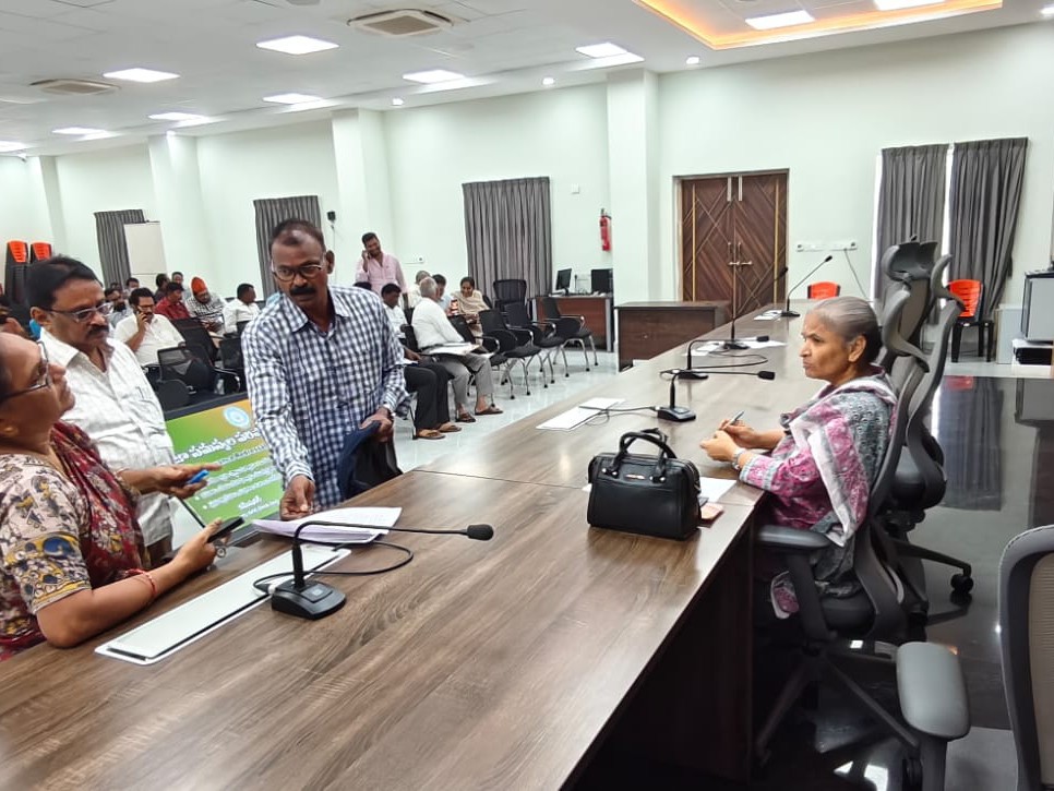 ‘అర్జీలు స్వీకరించిన కమిషనర్’