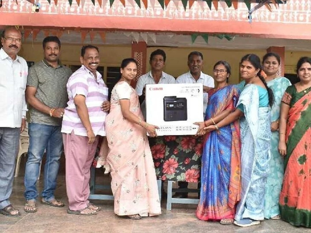 పాఠశాలకు ప్రింటింగ్ మిషన్ అందజేసిన పూర్వ విద్యార్థి