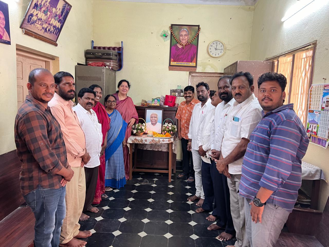 మృతుడికి నివాళులర్పించిన మాజీ మంత్రి సత్యవతి రాథోడ్