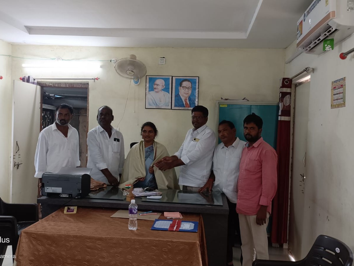 నూతన తహసీల్దార్‌ను కలిసిన నాయకులు