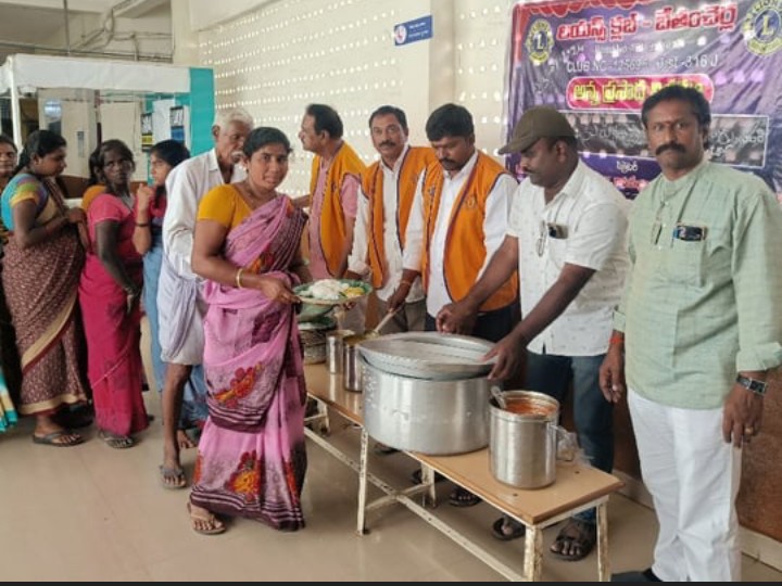 ప్రభుత్వ ఆసుపత్రిలో అన్నదానం