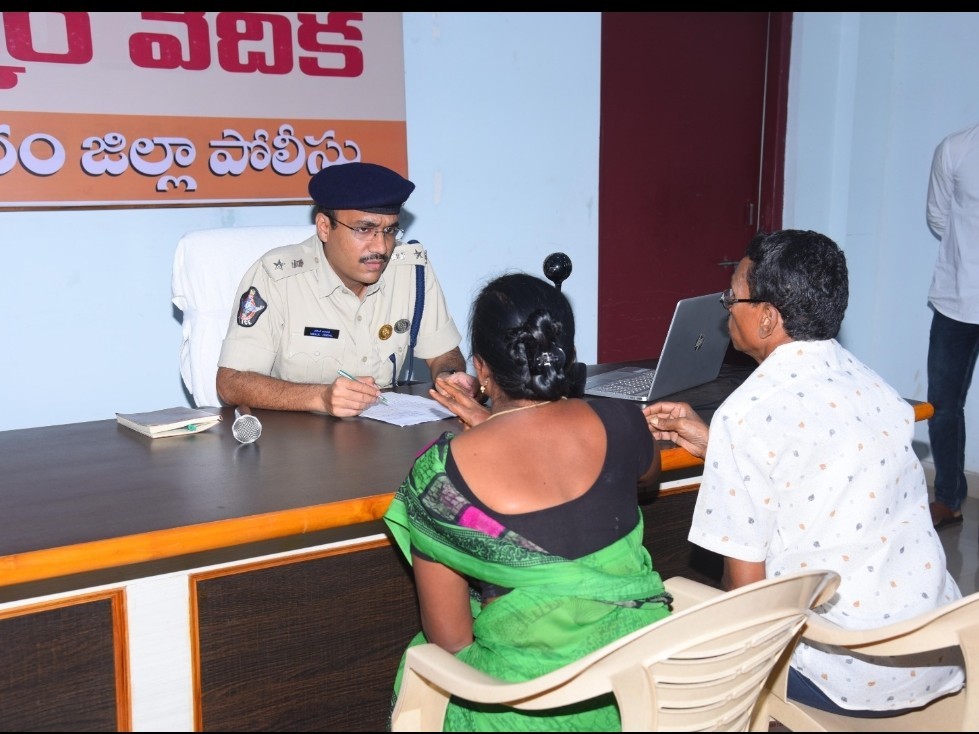 ‘ప్రజా సమస్యల పరిష్కార వేదికకు 81 ఫిర్యాదులు’