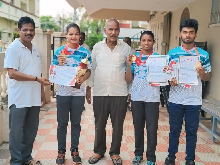 గోల్డ్ మెడల్ సాధించిన క్రీడాకారులకు అభినందించిన ఎమ్మెల్యే