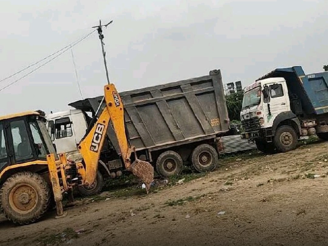 ఇసుకను తరలిస్తున్న లారీలు సీజ్