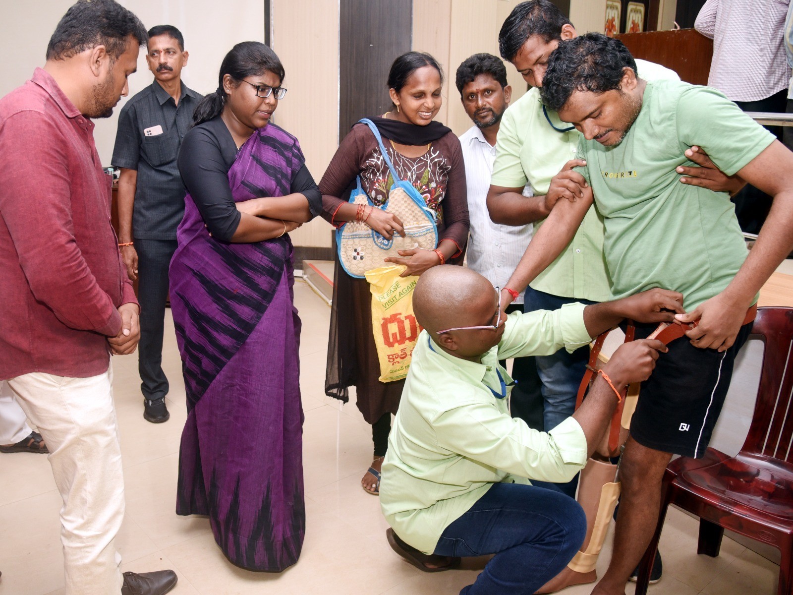 ‘కలెక్టర్ చేతుల మీదుగా కృత్రిమ కాలు అందుచేత’