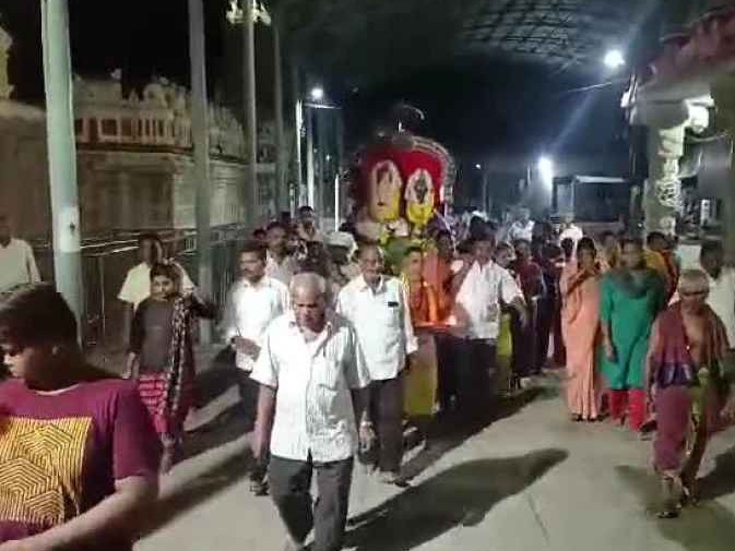 రాయచోటి ఉత్సవమూర్తులకు ఘనంగా పల్లకి సేవ