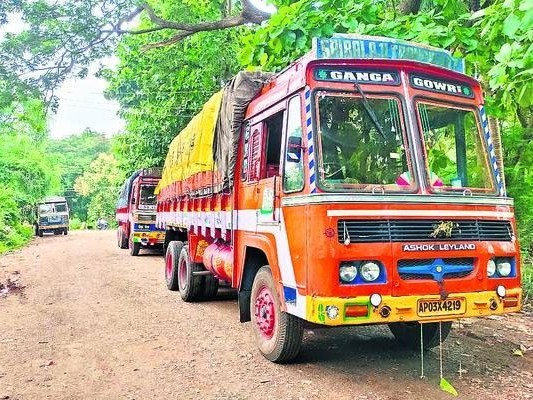 నిలిచిపోయిన మద్యం లారీలు