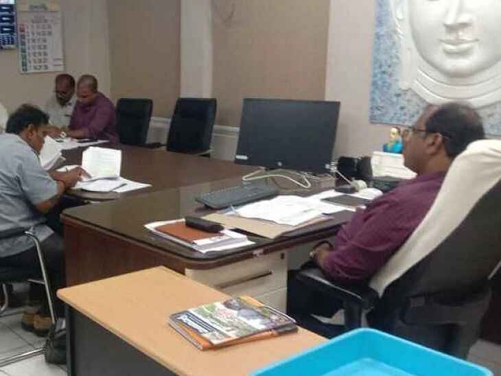 శత శాతం ఇళ్ల నిర్మాణాలు పూర్తి కావాలి: కమిషనర్
