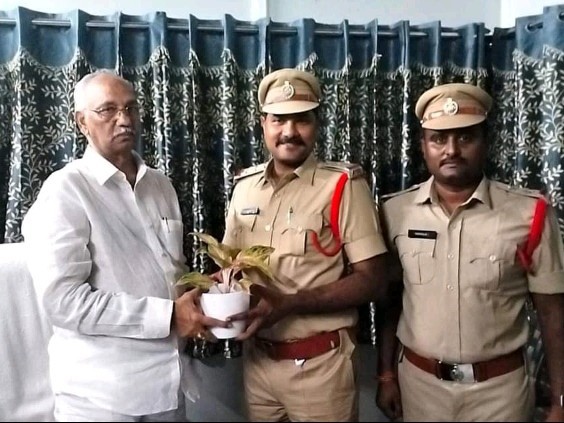 ఎమ్మెల్యే పులపర్తిని కలిసిన రూరల్ సీఐ శ్రీనివాసరావు