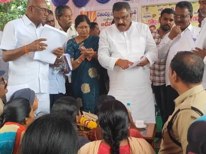 ఎమ్మెల్యే కోట్లకు వాలంటీర్ల వినతి