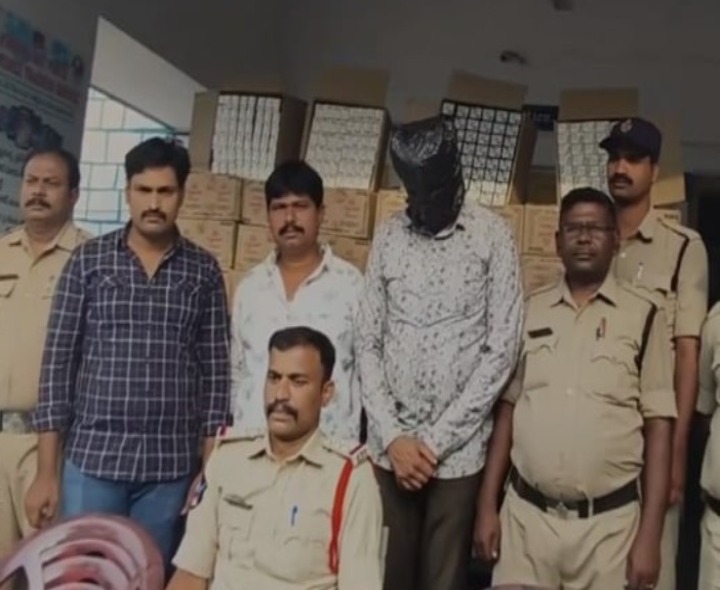 ఆదోనిలో భారీగా కర్ణాటక మద్యం స్వాధీనం