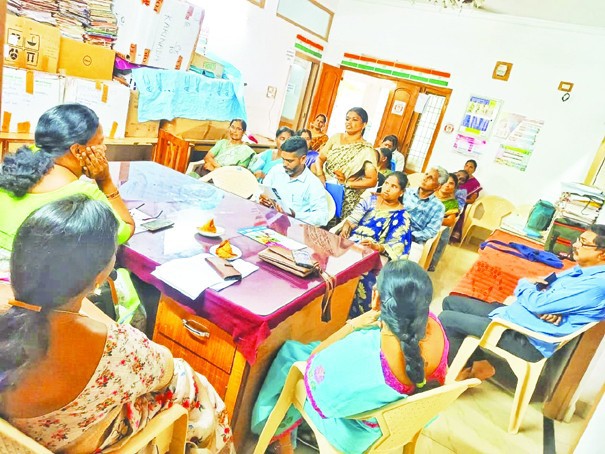అధికారులతో అంగన్వాడీల చర్చలు విఫలం