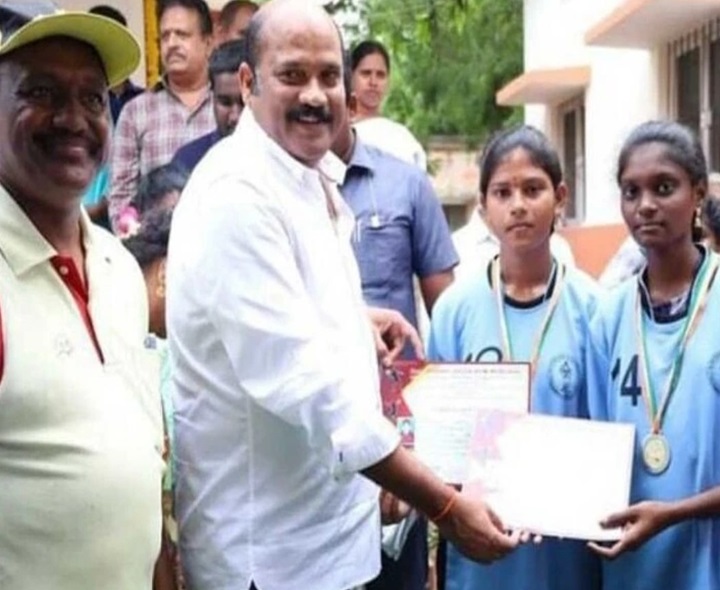 క్రీడాకారులను అభినందించిన ఎమ్మెల్యే యార్లగడ్డ