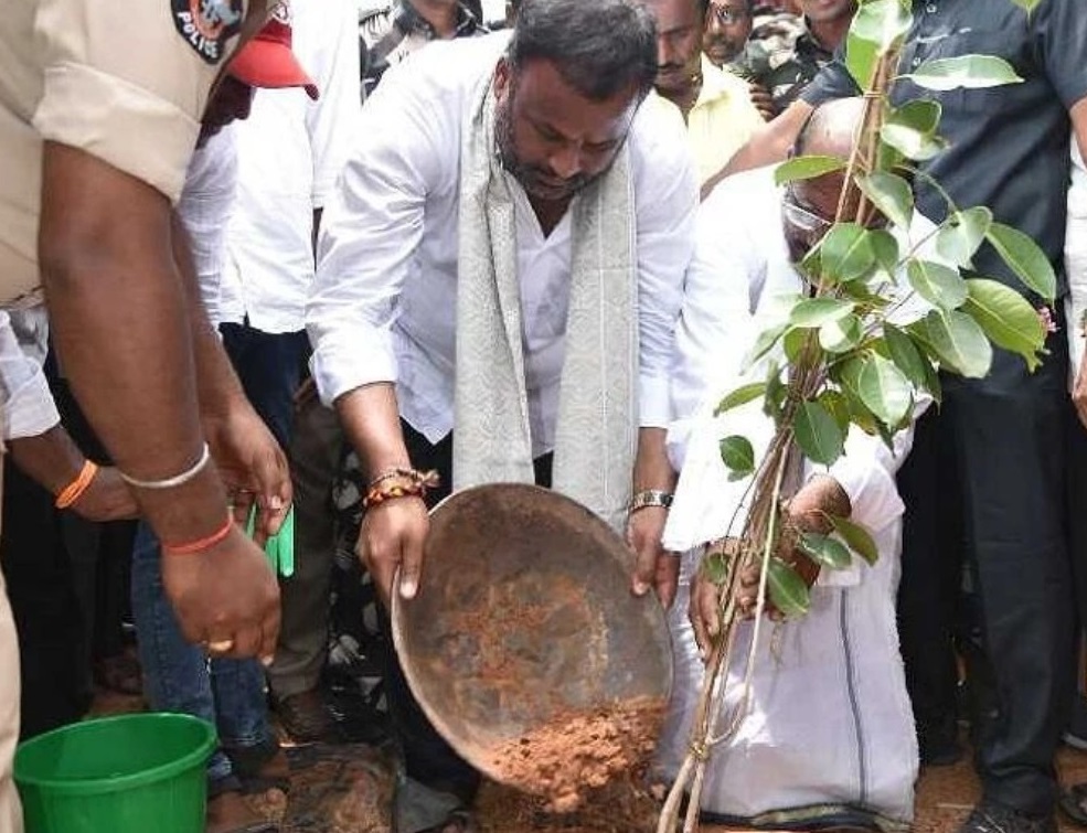 పర్యావరణ పరిరక్షణకు మొక్కలు నాటాలి: మంత్రి