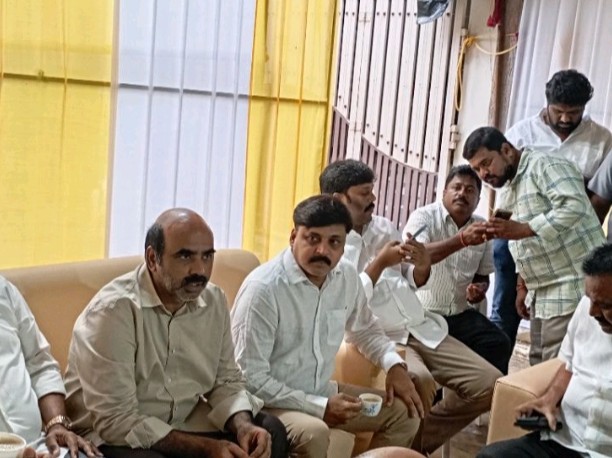 ‘మాజీ జెడ్పీ ఛైర్మన్‌ని పరామర్శించిన ఎమ్మెల్యే’