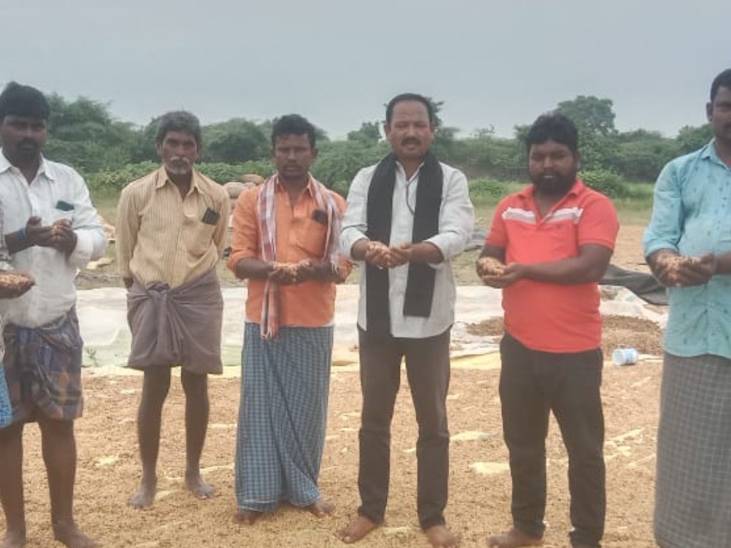 ‘తడిసిన ధాన్యం కొనుగోలు చేయాలి’
