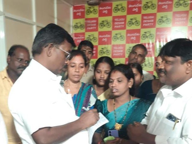 కాలనీ వాసులకు రోడ్డు నిర్మిస్తాం: ఎమ్మెల్యే