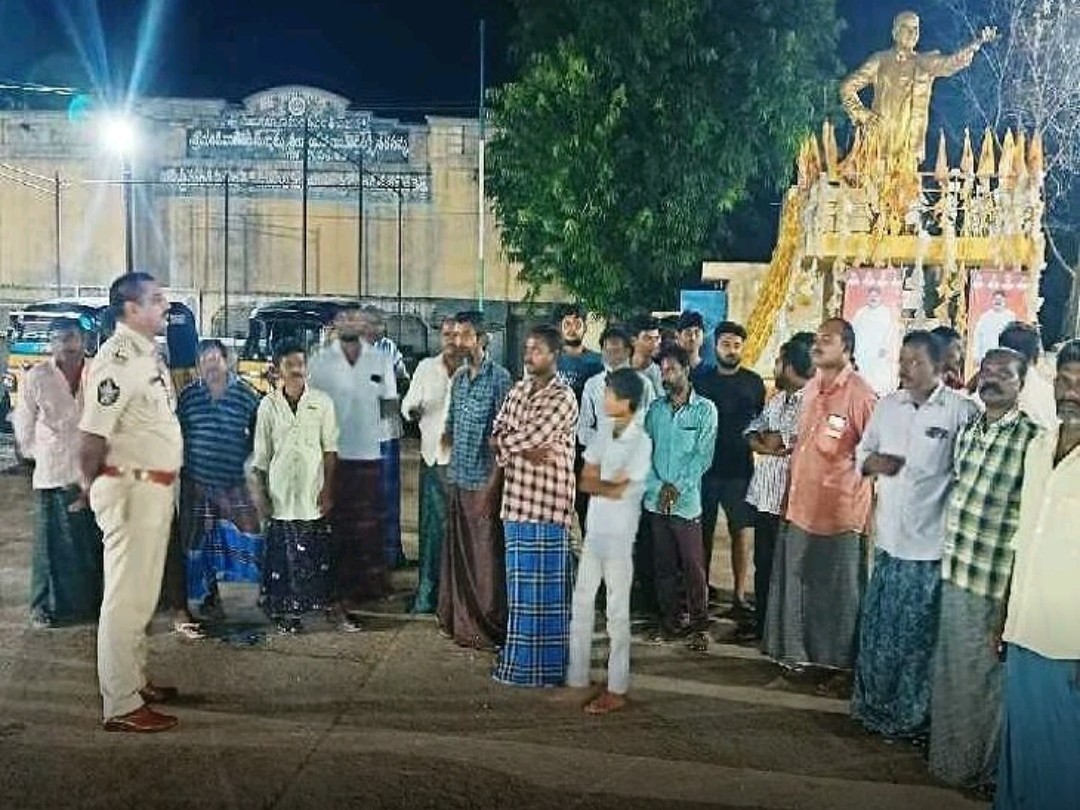 అసాంఘిక కార్యక్రమాలపై అవగాహన కలిగి ఉండాలి: సీఐ