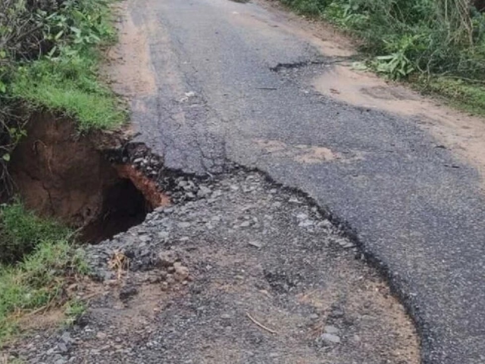 ప్రమాదకరంగా మారిన రహదారి