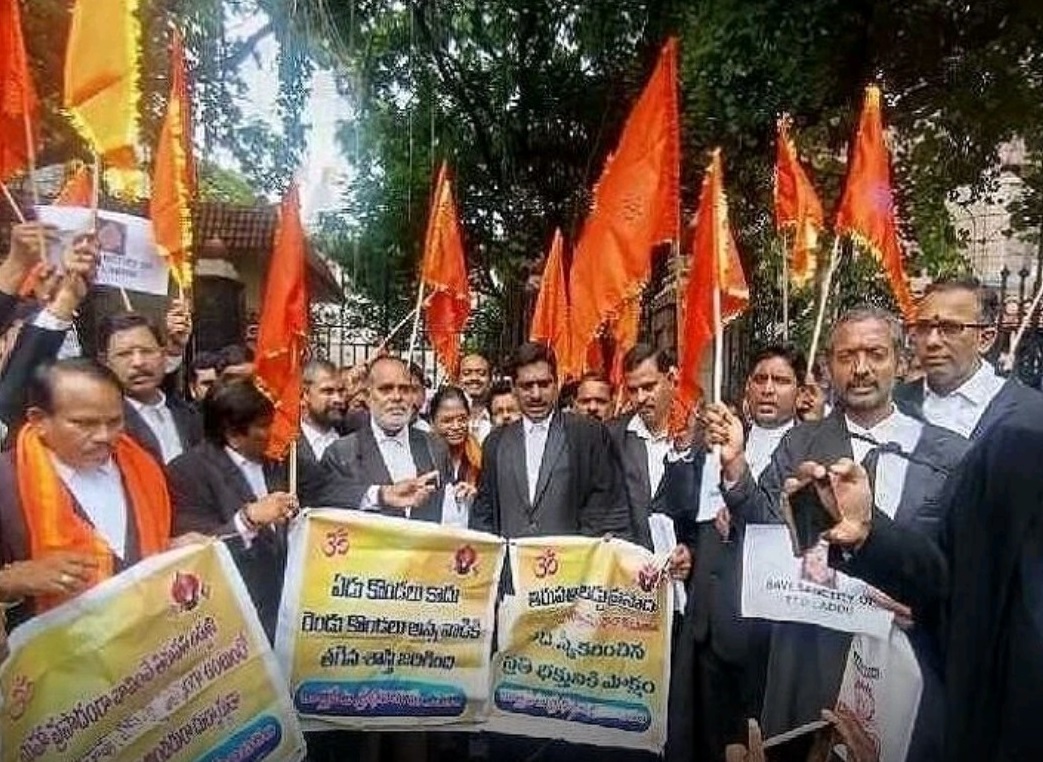 హైకోర్టు వద్ద న్యాయవాదుల నిరసన