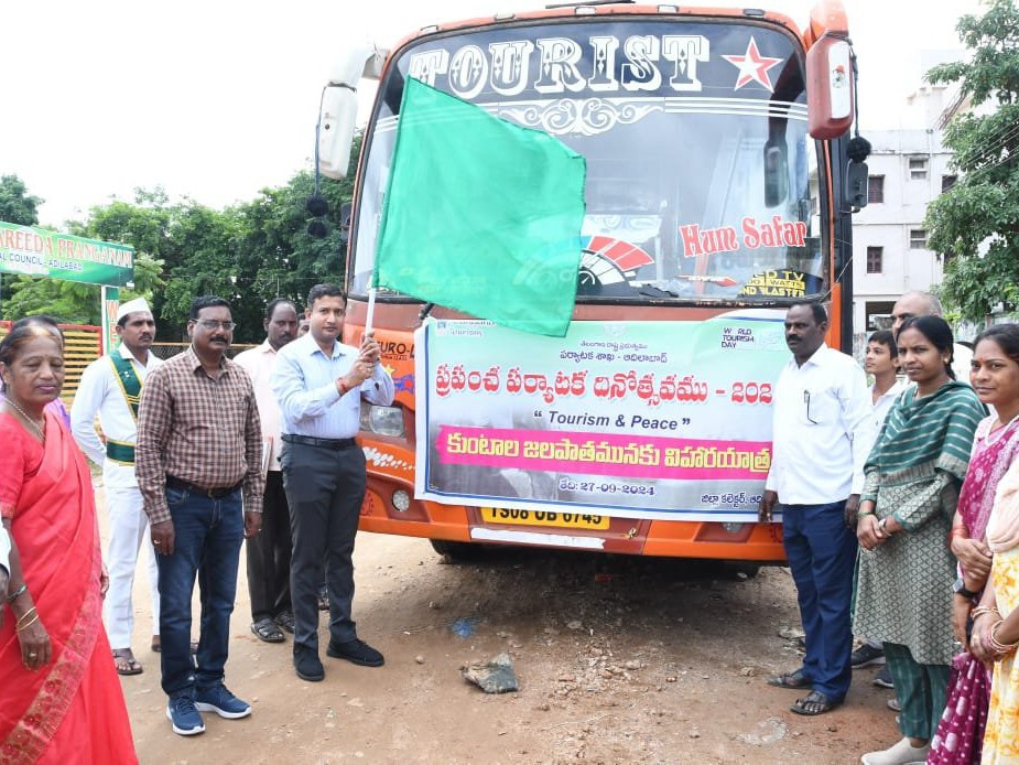 విద్యార్థులకు పర్యాటక ప్రాంతాలపై అవగాహన కల్పించాలి: కలెక్టర్