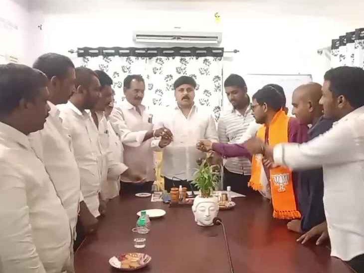 విరాళం చెక్కు ఎమ్మెల్యేకి అందజేసిన నాయకులు