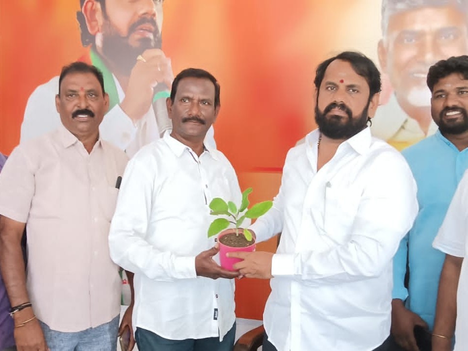 ఎమ్మెల్యేను కలిసిన ఎలక్ట్రికల్ లైన్ ఇన్స్‌పెక్టర్