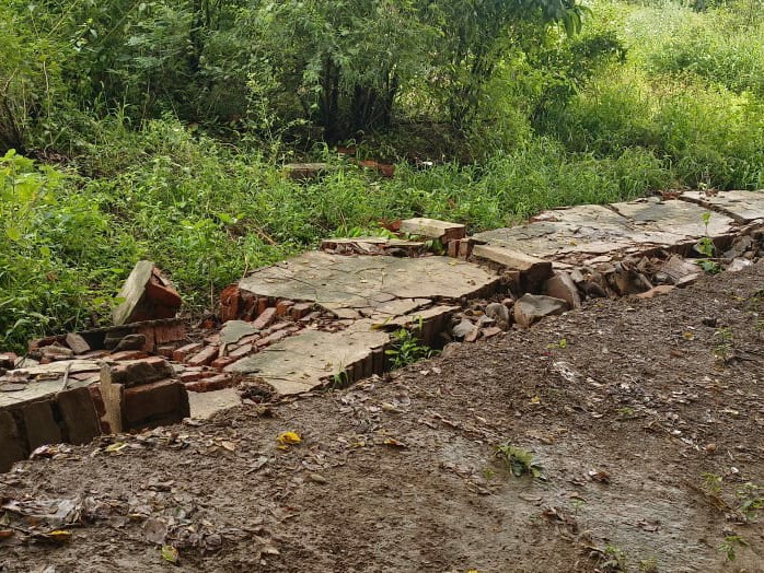 చిన్నపాటి వర్షానికి కూలిన పాఠశాల ప్రహరీ గోడ