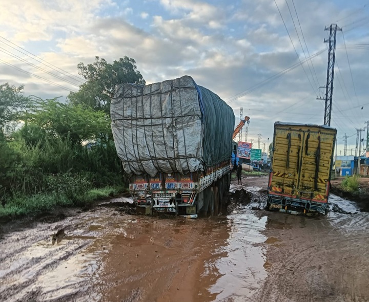 గుంతలో ఇరుక్కుపోయిన రెండు వాహనాలు