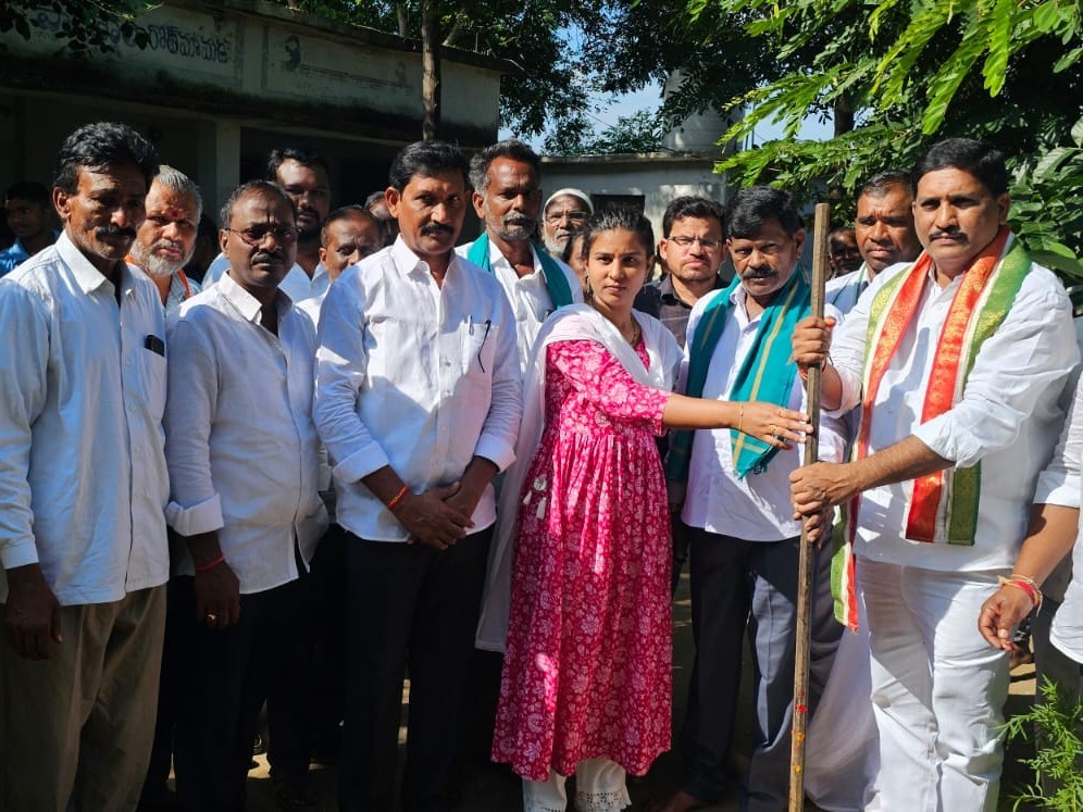 ‘పాఠశాల ప్రహరీ గోడ నిర్మాణానికి భూమి పూజ