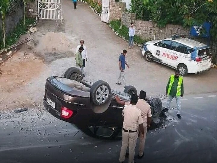 ప్రజాభవన్ వద్ద పల్టీలు కొట్టిన కారు.. పలువురికి గాయాలు