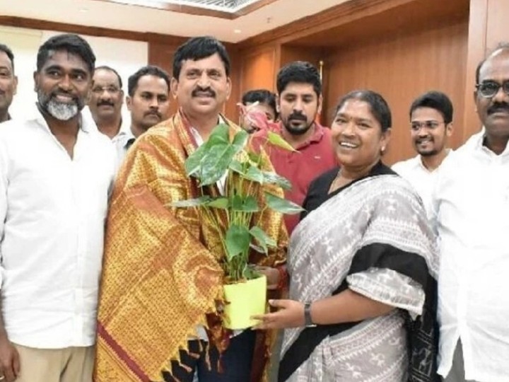 పొంగులేటితో మంత్రి సీతక్క భేటీ